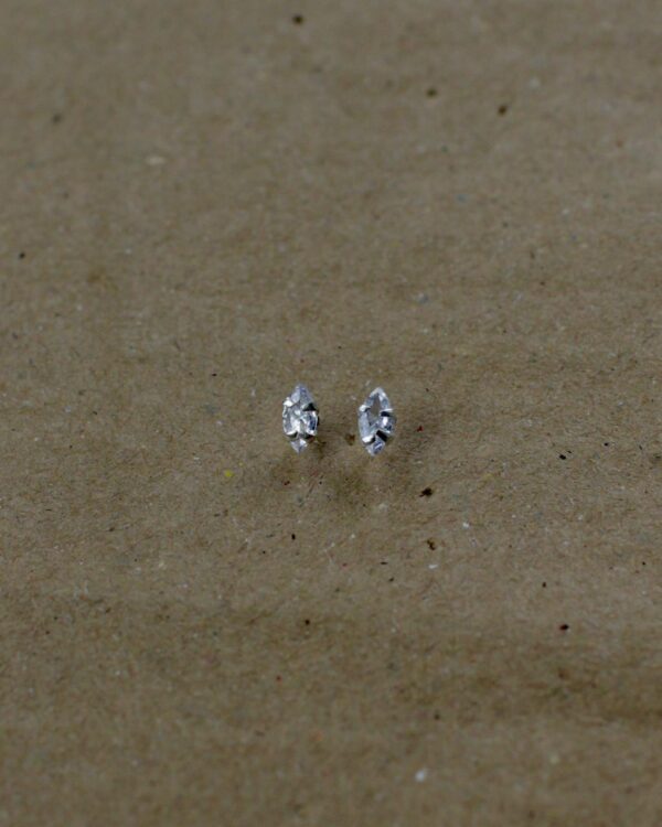 Brinco Navete 3x6mm em Cravação Simples