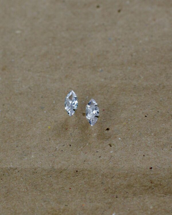 Brinco Navete 4x8mm em Cravação Simples